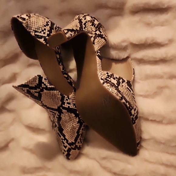 COMFORT SNAKESKIN cut out booties. - Picture 5 of 8